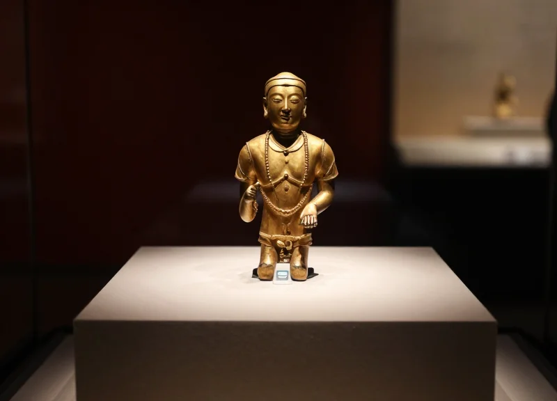 A museum artifact protected by a discreet real-time tracking sensor in a gallery setting