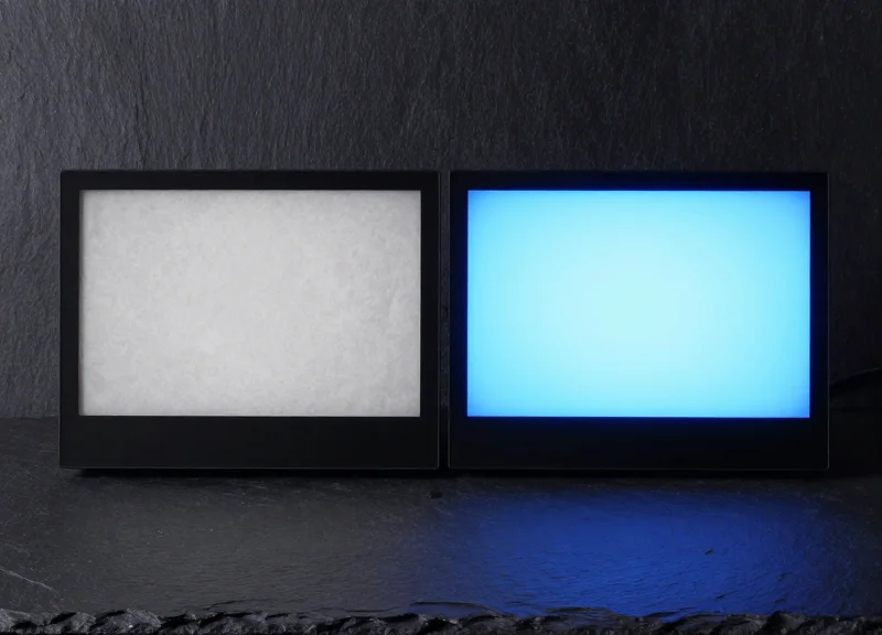 Side-by-side comparison of E-ink and high-contrast digital display technologies for wine labels.